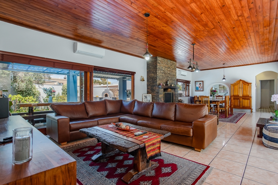 5 Bedroom Property for Sale in Uitsig Western Cape